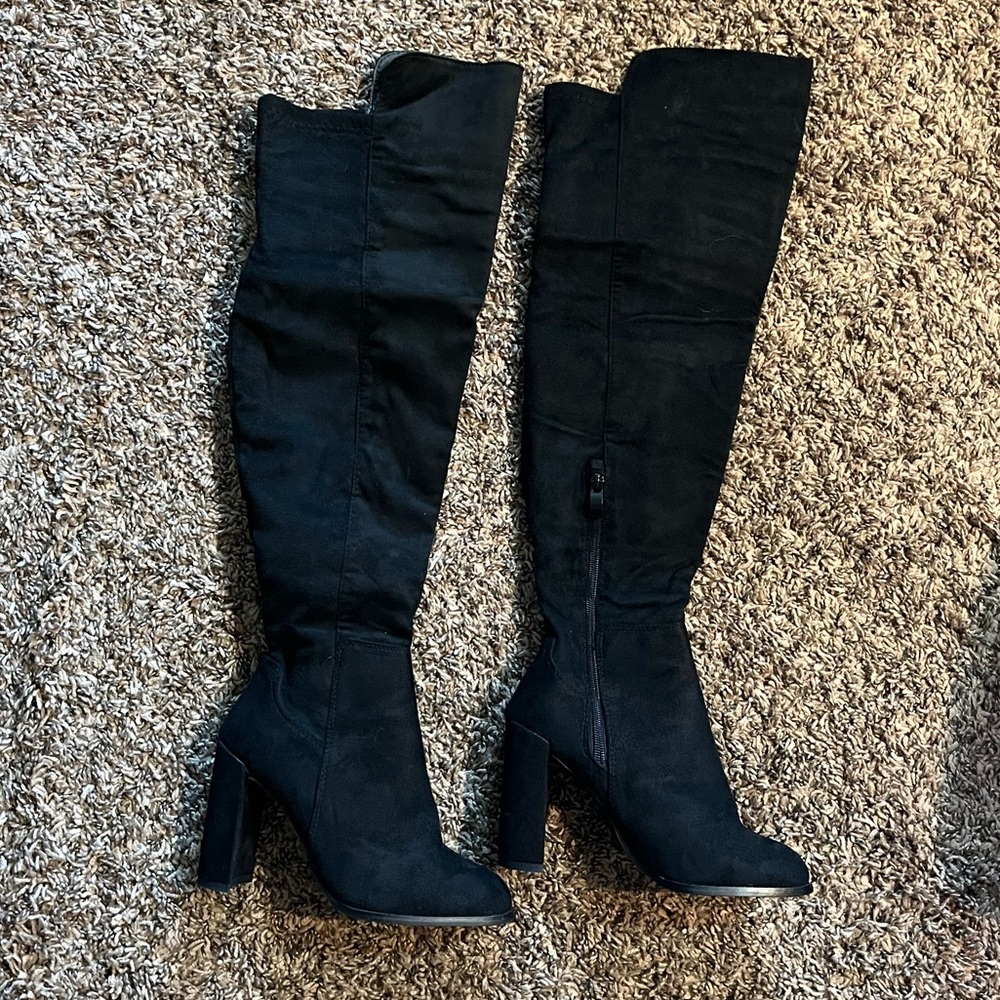 Black knee/thigh high heeled boots